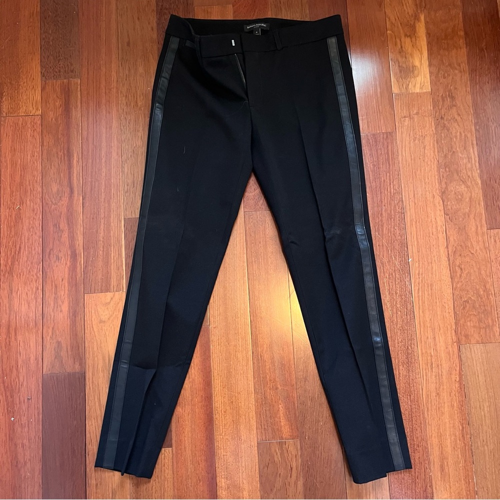 SALE! Banana Republic Sloan Slim Fit Pant w/Faux Leather Pinstripe. Size: 4.